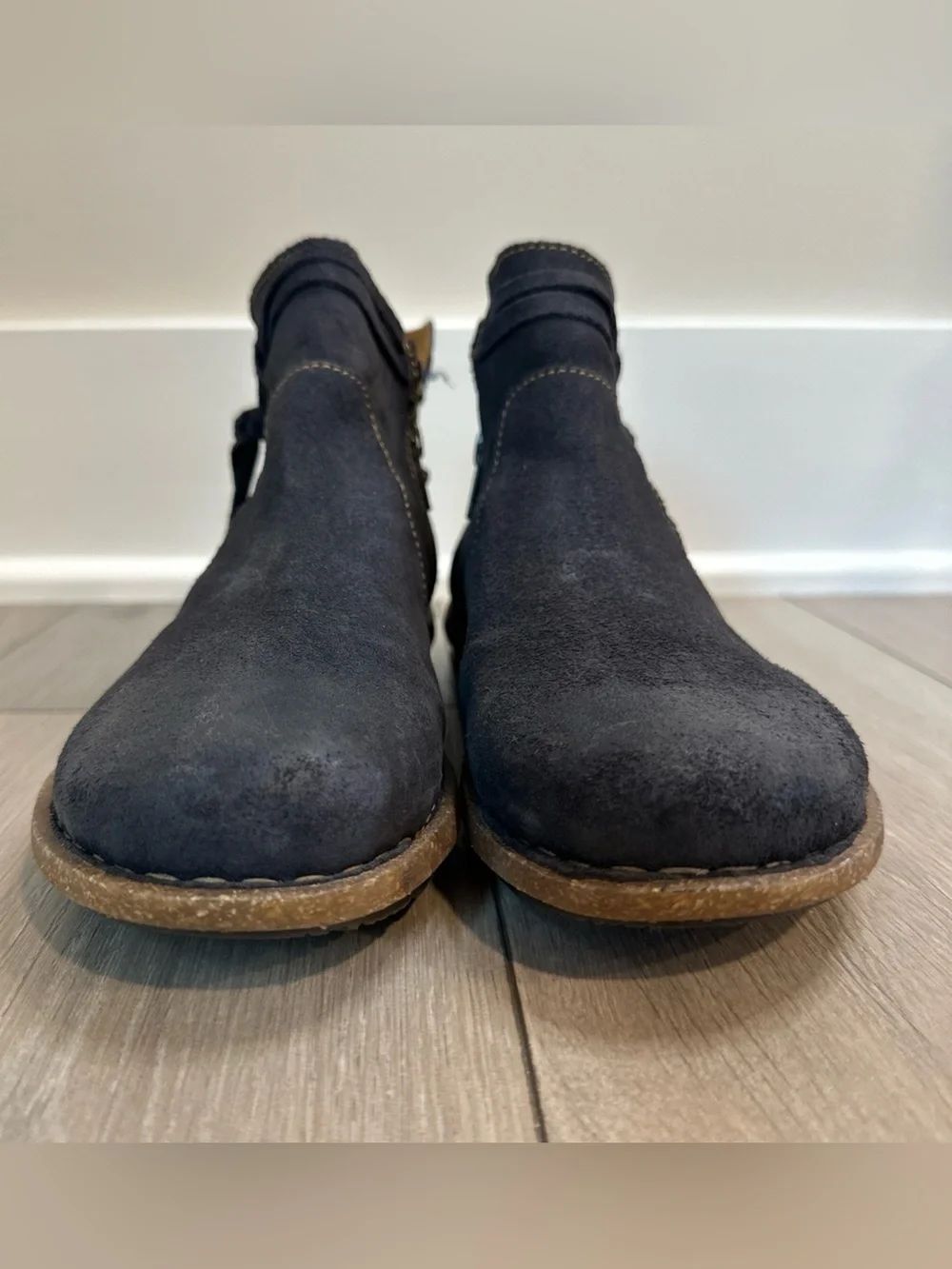 Born Women’s Size 8.5 Wynter Comfort Ankle Bootie Distressed Blue Nubuck